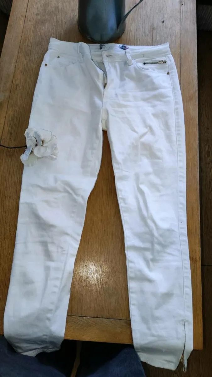 (New) White Skinny Jeans with Ankle Zip
