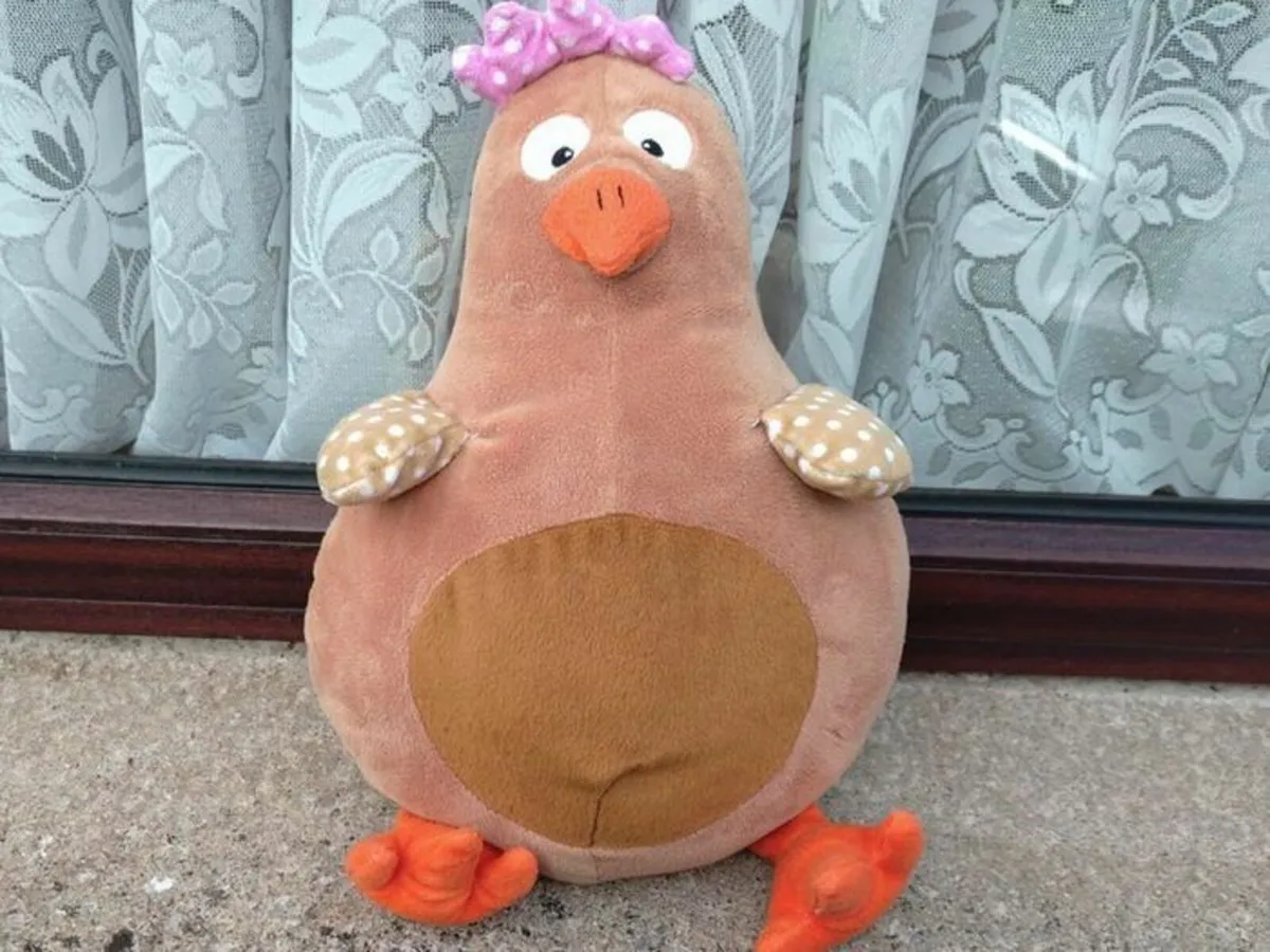 SOFT TOY CHICKEN (LOVELY CONDITION). - Image 1