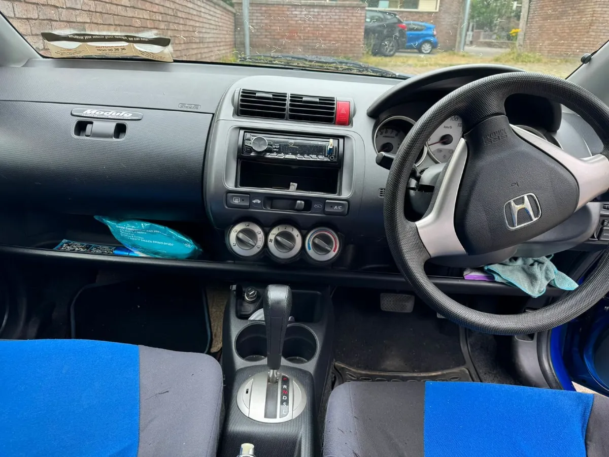 Honda Fit 2005 - Image 2
