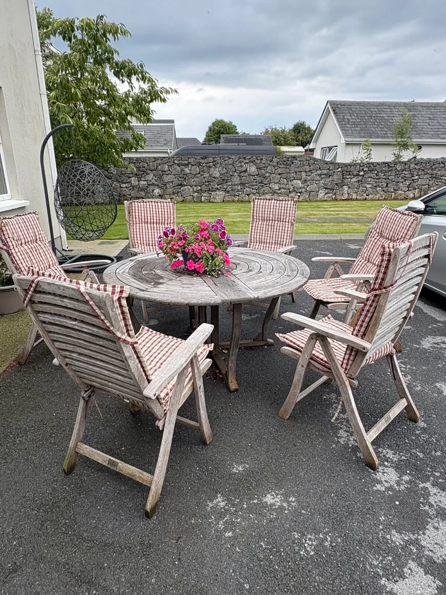 Patio table & chairs - Image 1