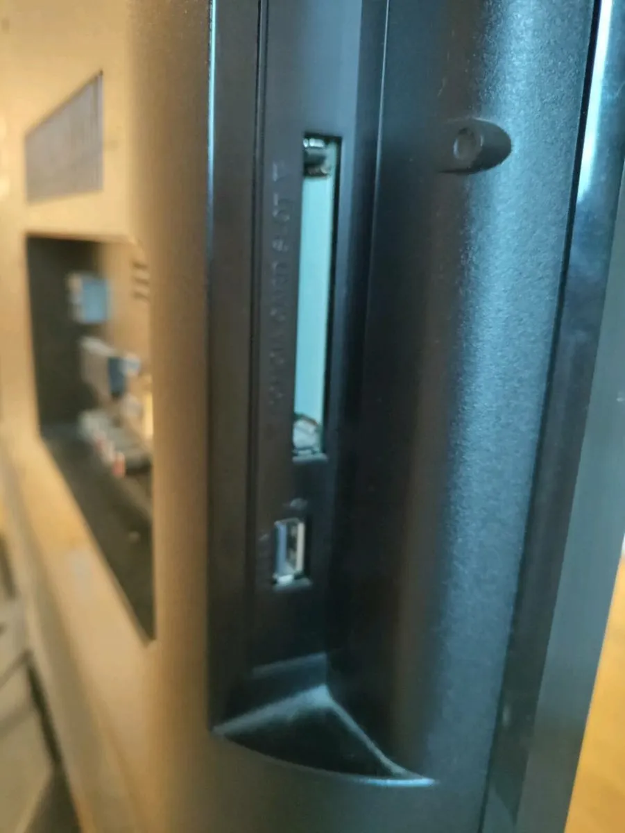 LG TV - Image 3