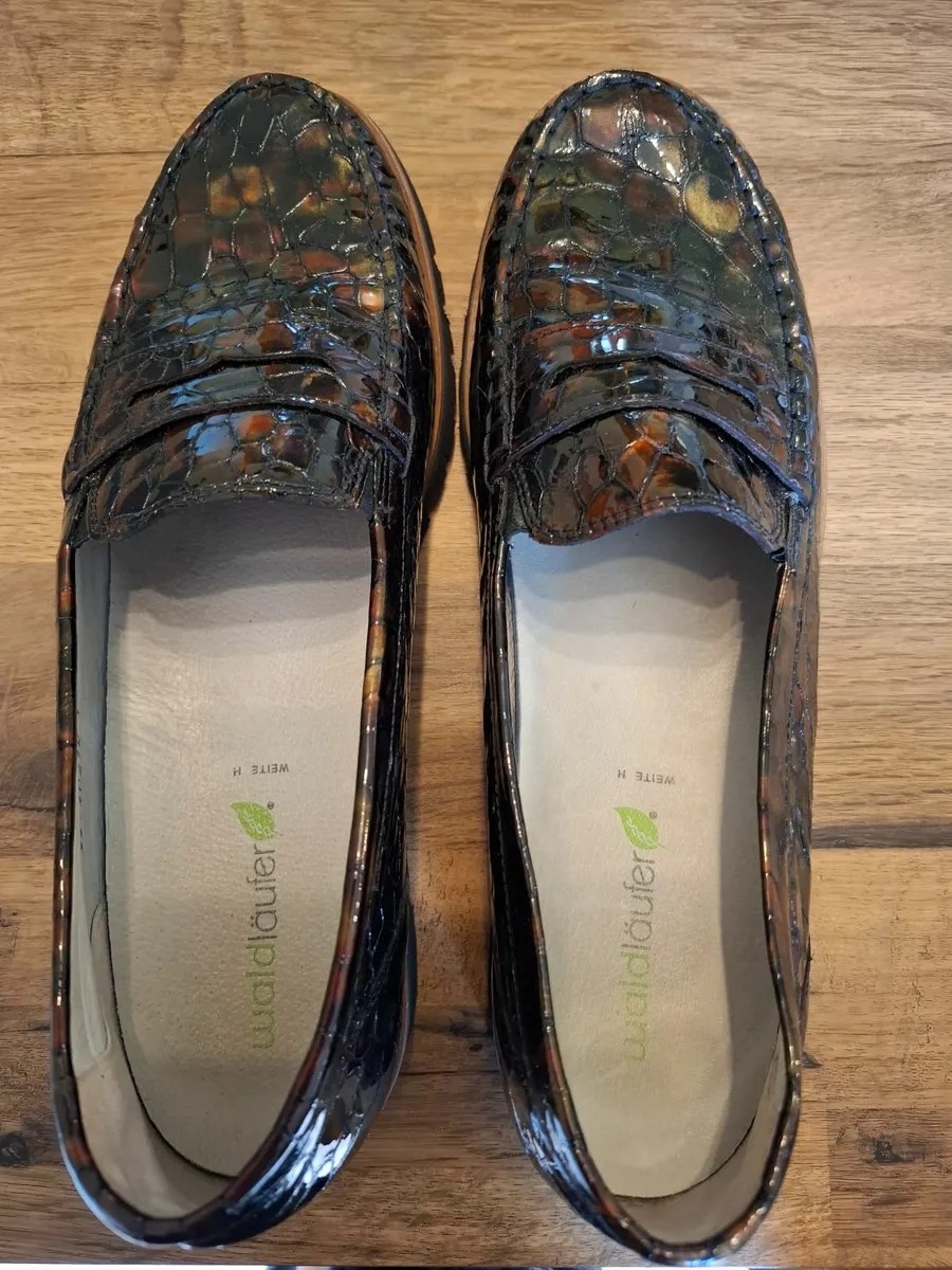 Brown crocodile pattern ladies shoes - Image 1