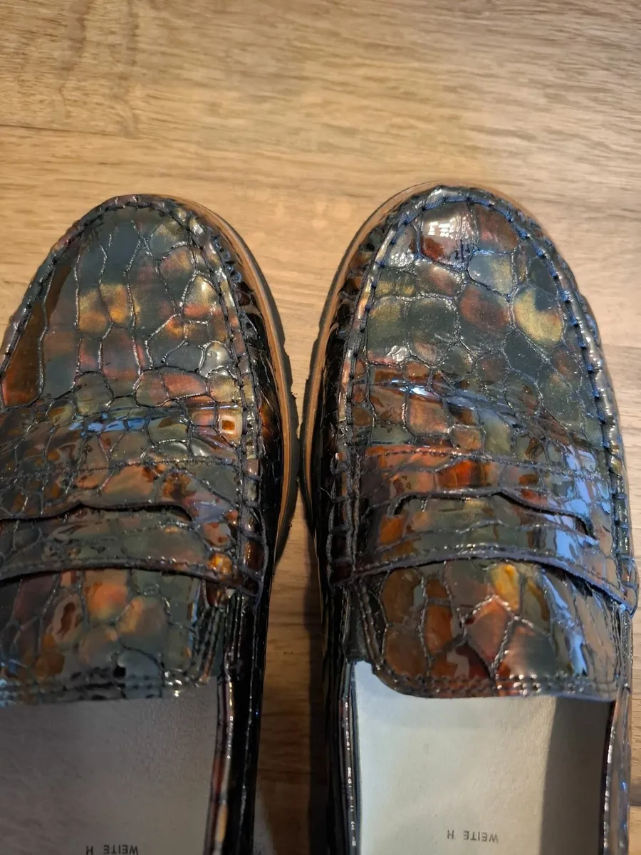 Brown crocodile pattern ladies shoes - Image 2
