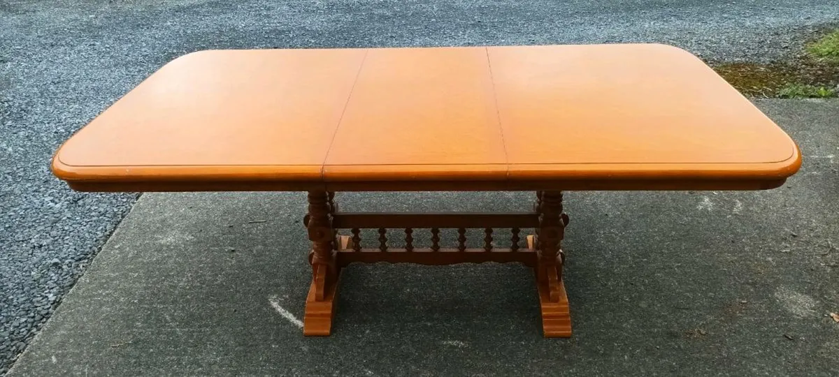 Extendable table and chairs - Image 2
