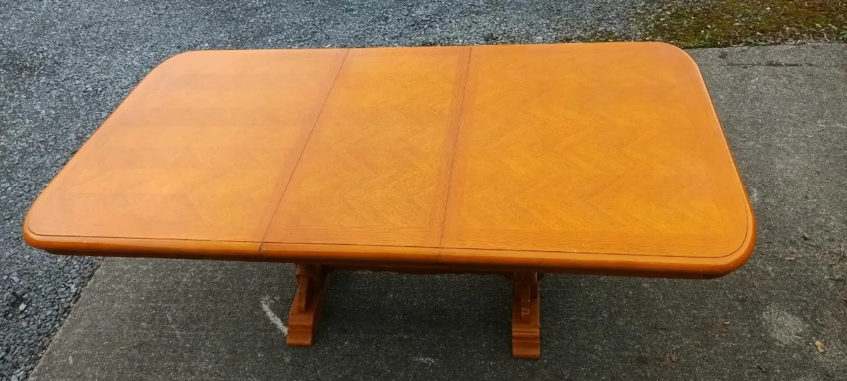 Extendable table and chairs - Image 3