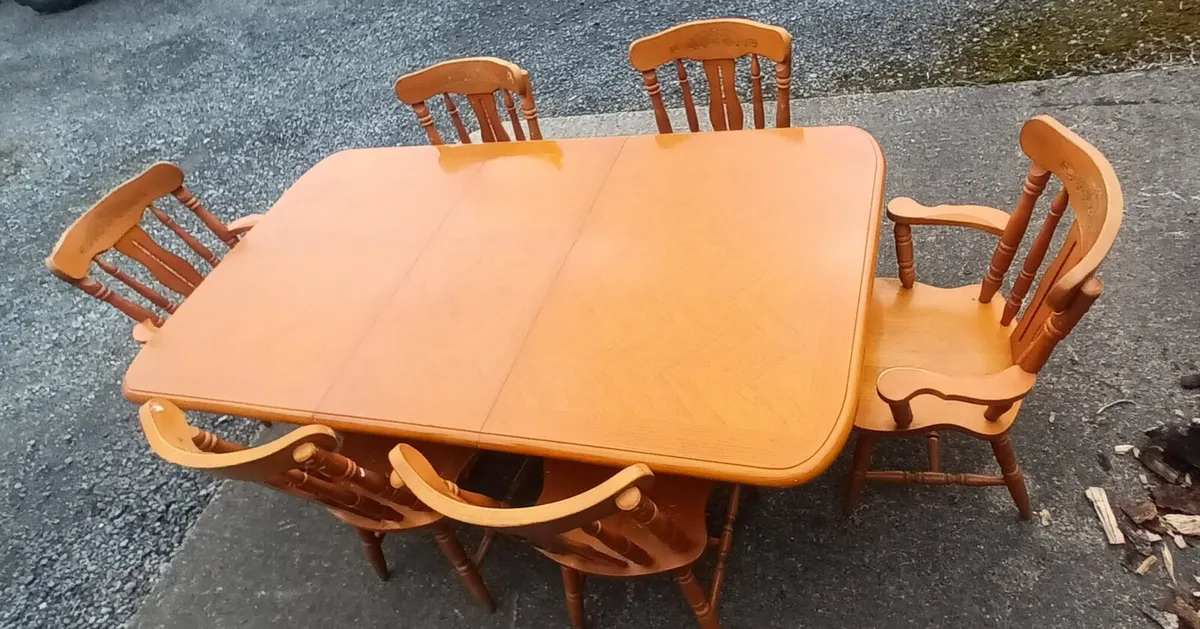 Extendable table and chairs - Image 4