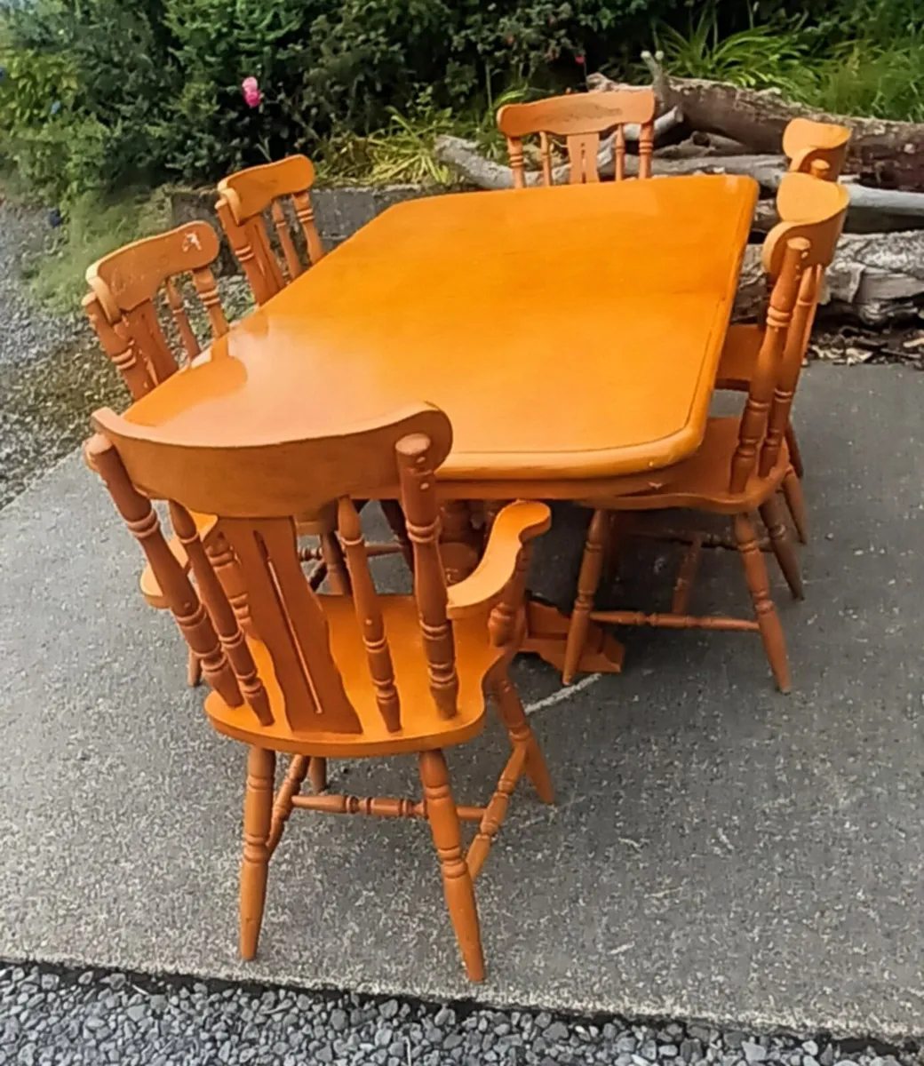 Extendable table and chairs - Image 1