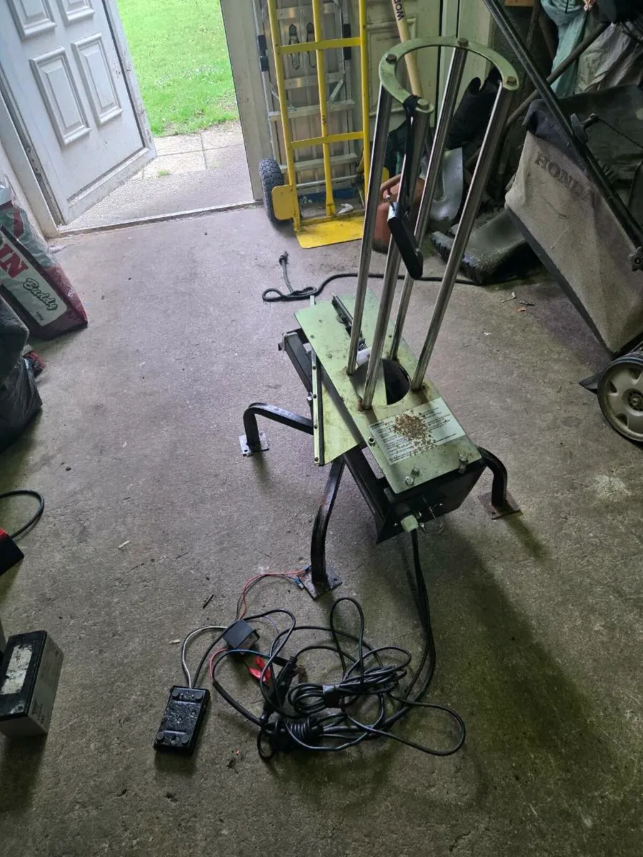 Clay pigeon machine - Image 1