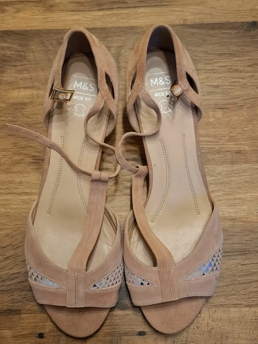 Nude kitten heel ladies shoes size 8 w - Image 1