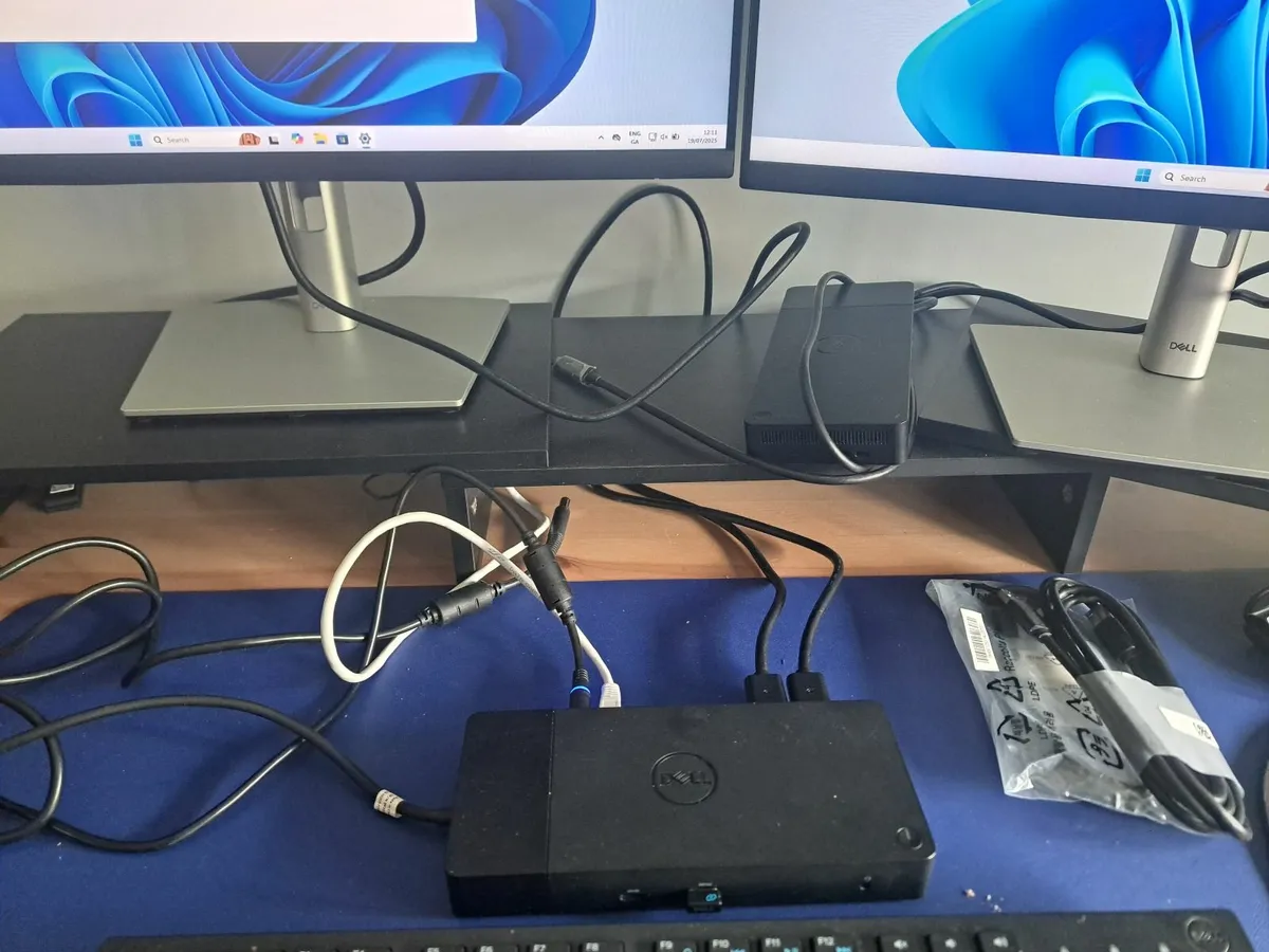 Various Computer Accessories (Monitors/Docks) - Image 2