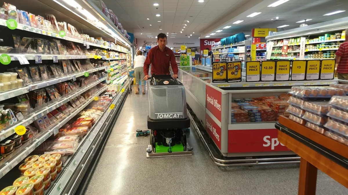 🛒 Tomcat Carbon 24E Scrubber Dryer – Supermarket - Image 3