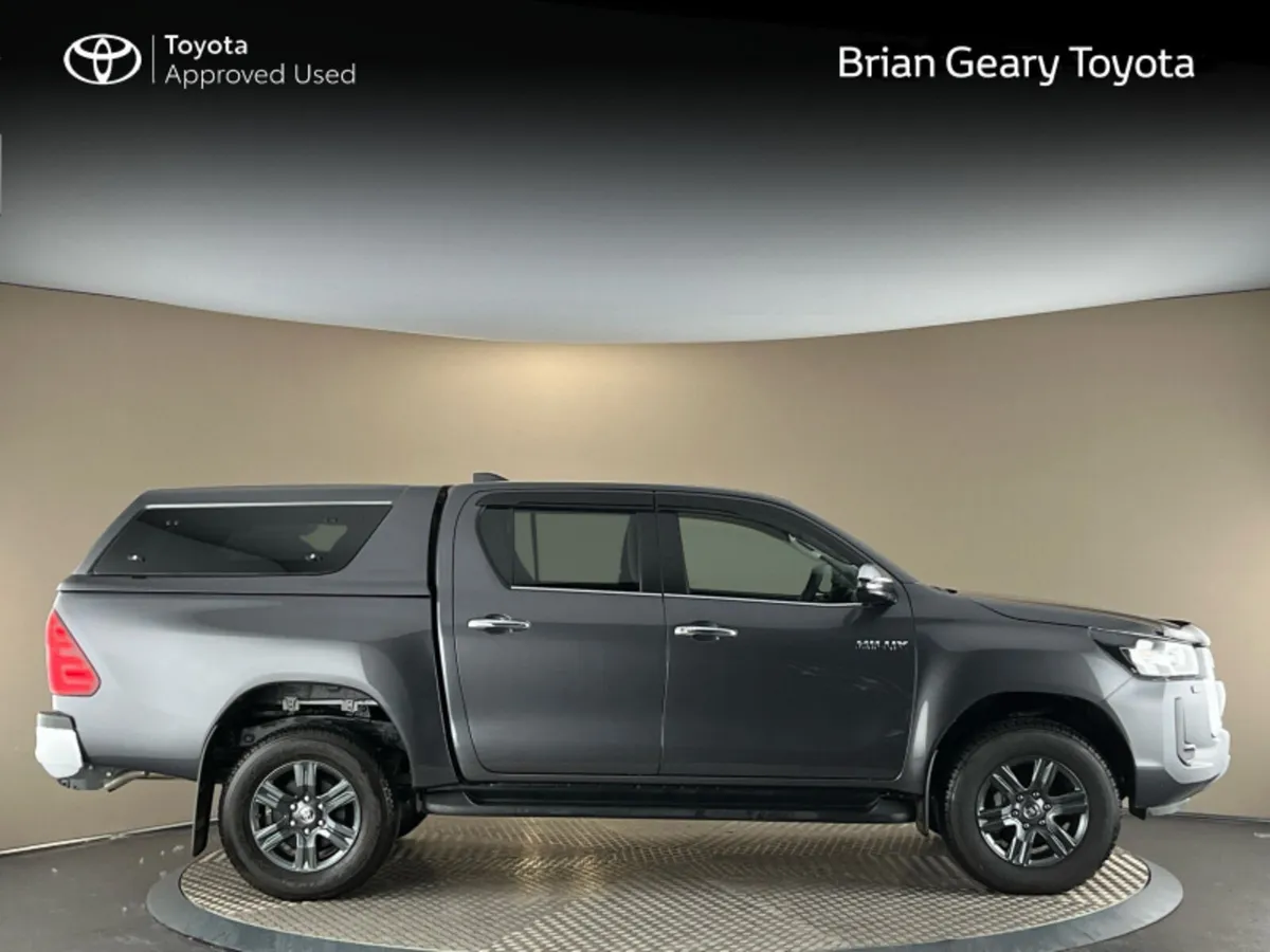 Toyota Hilux 2.8 SR5 DOUBLE CAB - Image 3