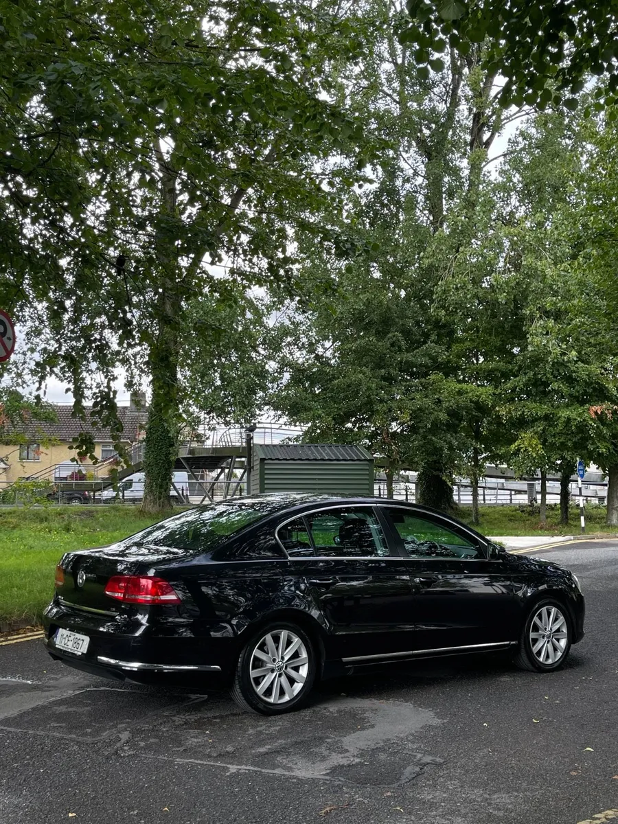Volkswagen Passat 2011 - Image 2