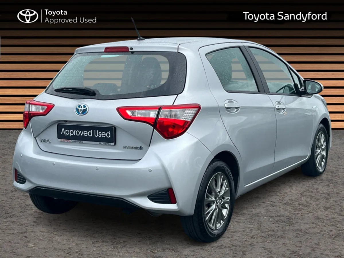 Toyota Yaris HYBRID LUNA // REAR CAMERA & PARK ASS - Image 2