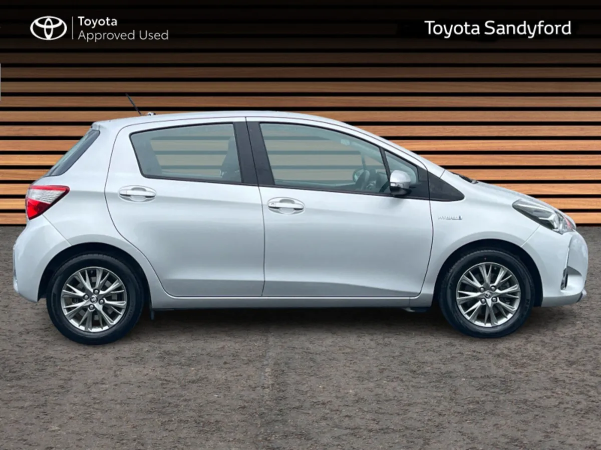 Toyota Yaris HYBRID LUNA // REAR CAMERA & PARK ASS - Image 3