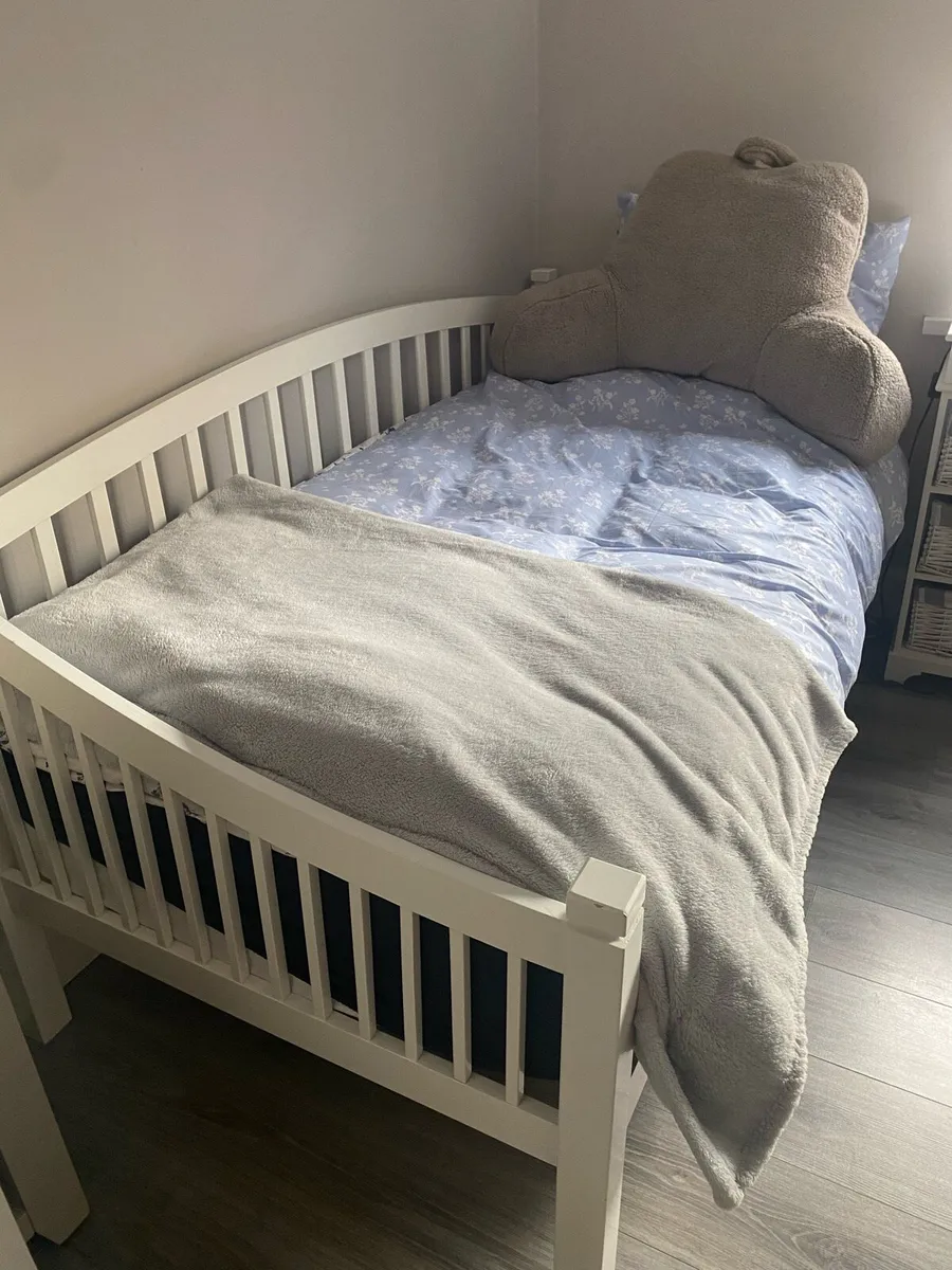 White, single ‘day’ bed - Image 1