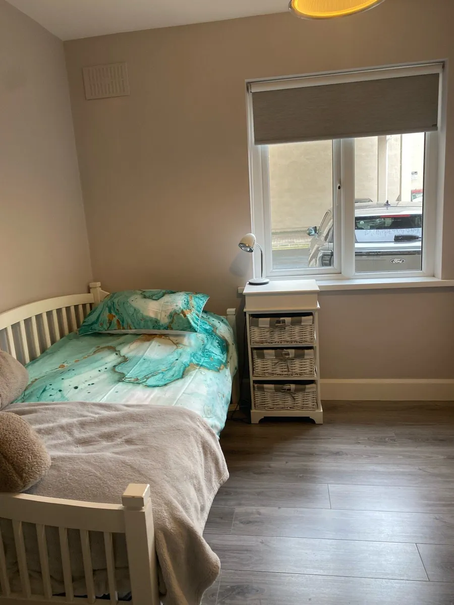 White, single ‘day’ bed - Image 2