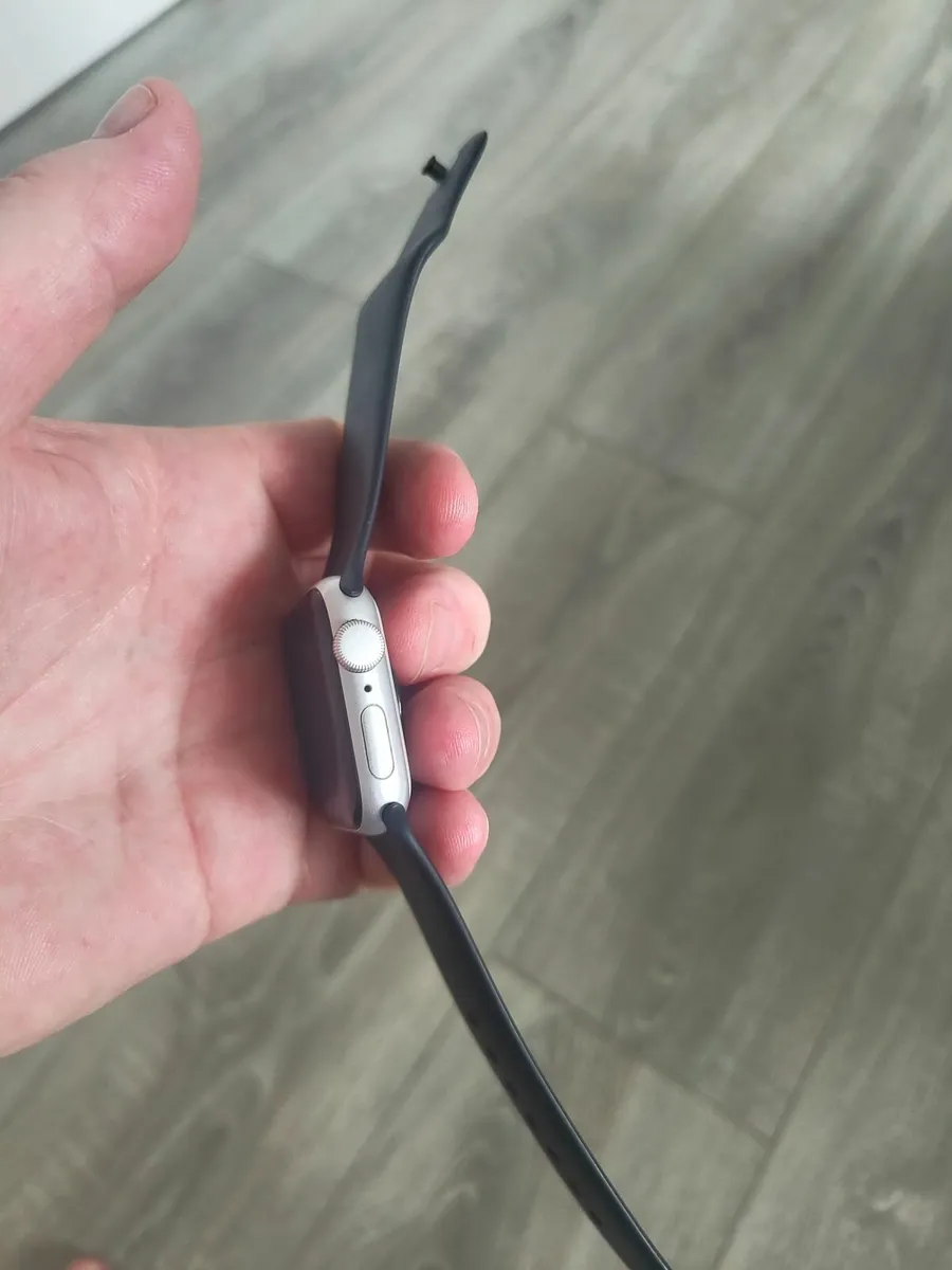 Genuine Apple watch  SE  40ml - Image 3