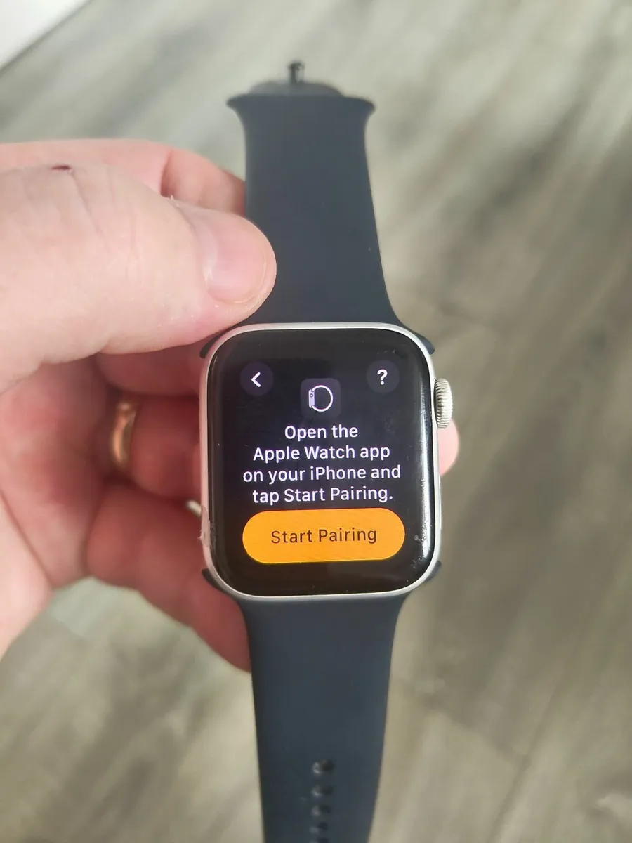 Genuine Apple watch  SE  40ml - Image 1