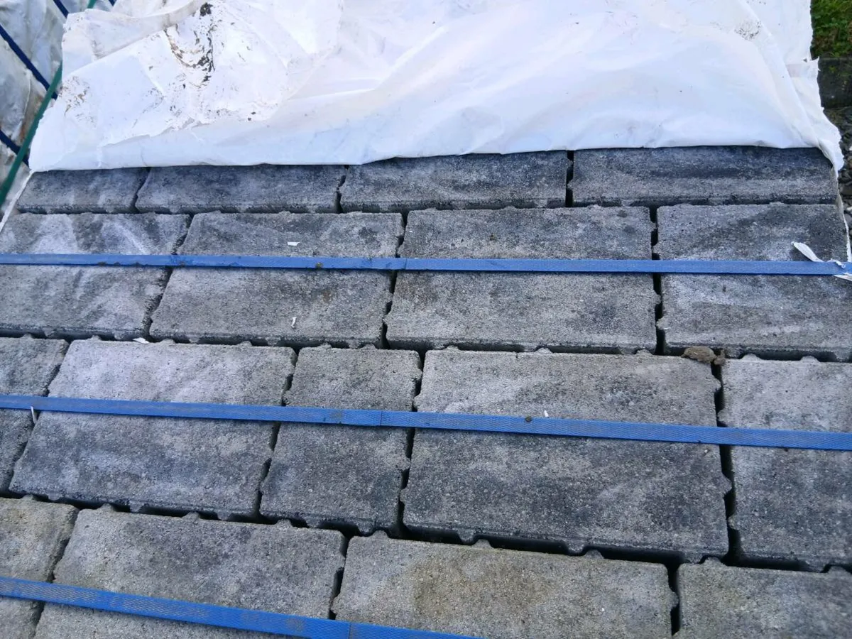 Silver grey paving brick 3 size mix - Image 1
