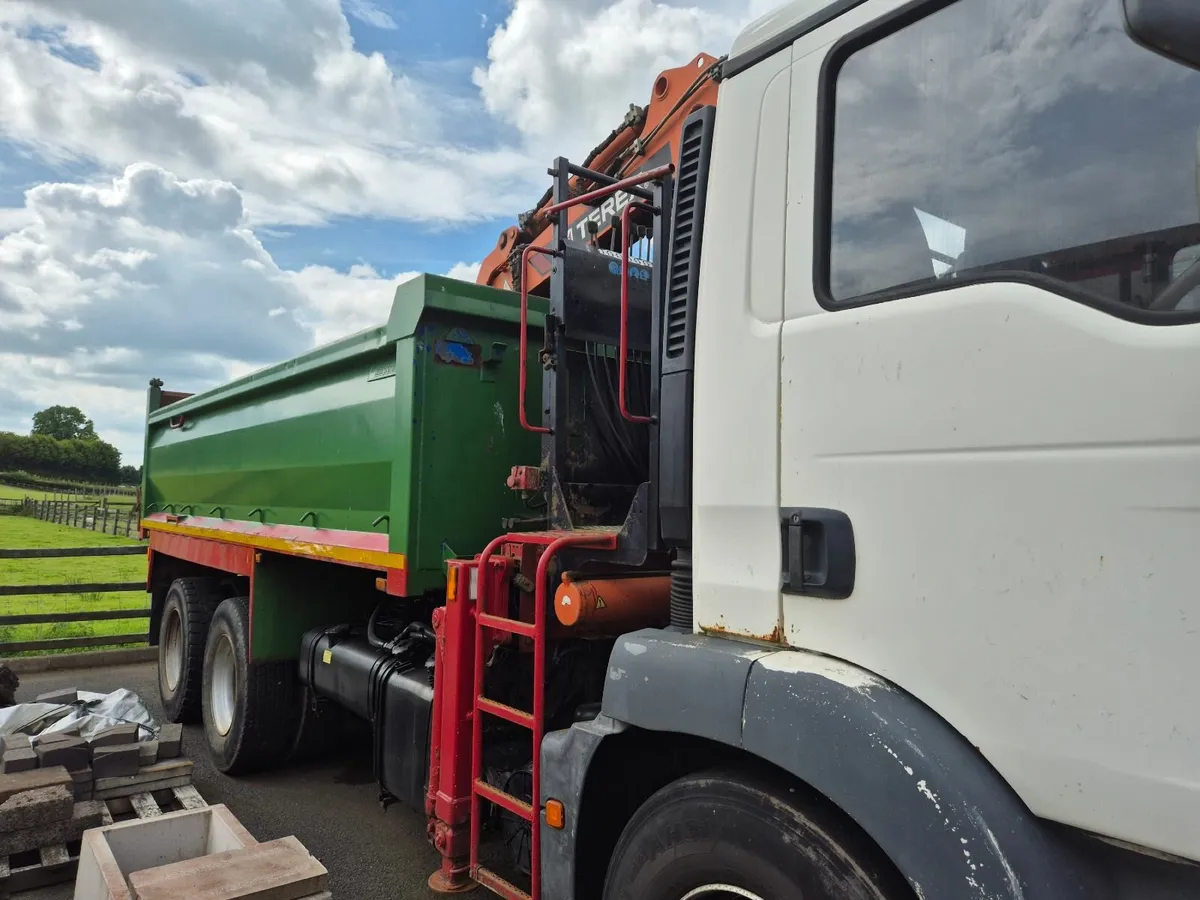 Clearance 07 MAN 26.28 Tipper with Atlas crane - Image 2