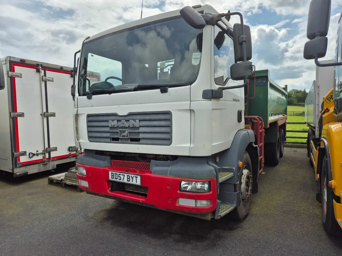 Clearance 07 MAN 26.28 Tipper with Atlas crane - Image 1