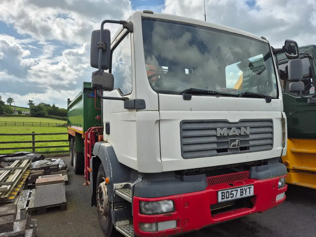 Clearance 07 MAN 26.28 Tipper with Atlas crane - Image 3