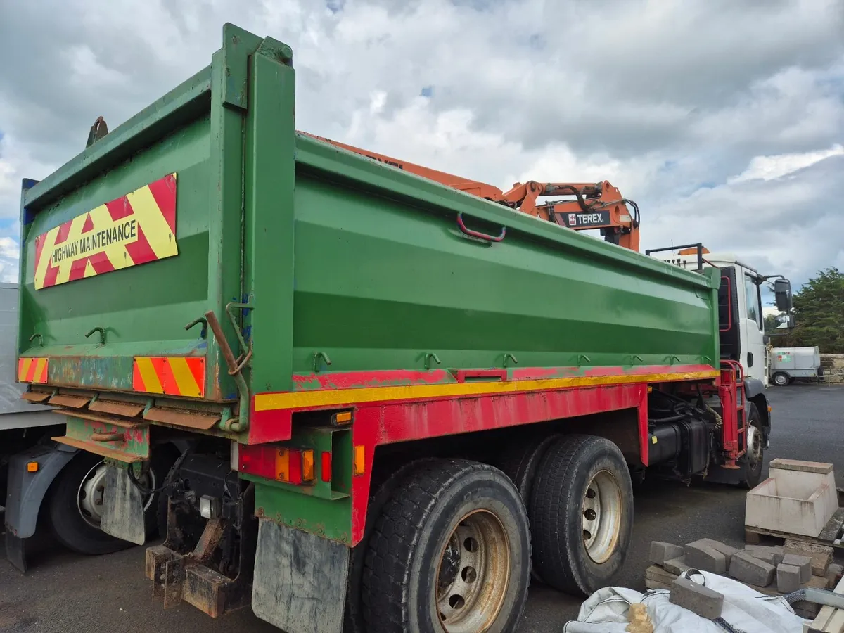 Clearance 07 MAN 26.28 Tipper with Atlas crane - Image 4