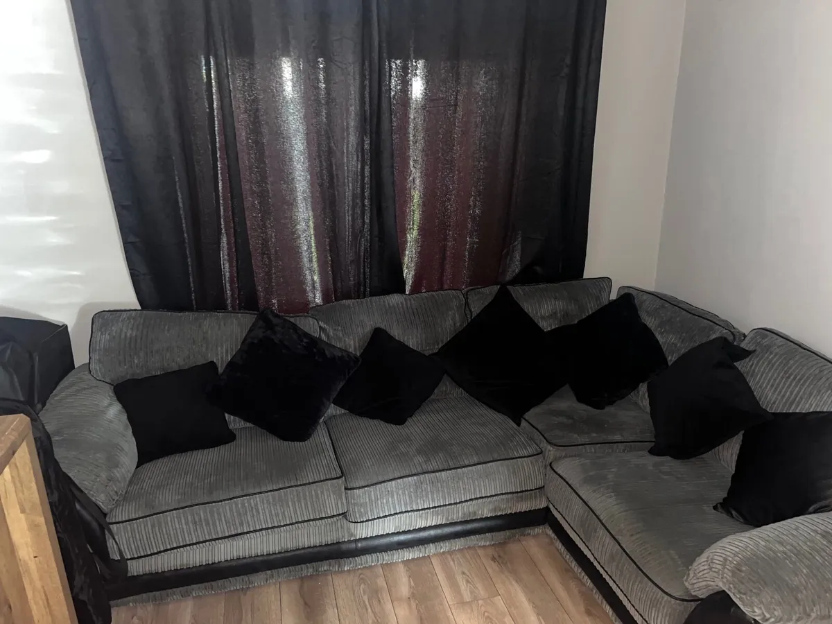 L suite and arm chair - Image 1