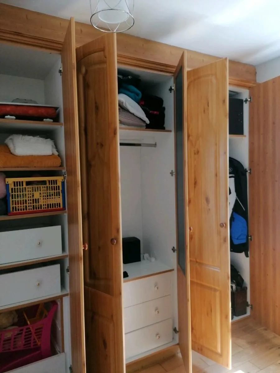 Fitted bedroom wardrobe - Image 1