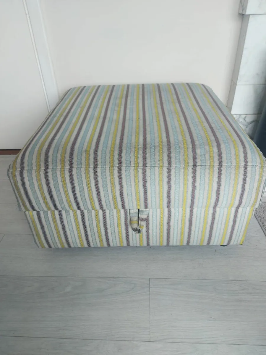 Suite of furniture - Image 1