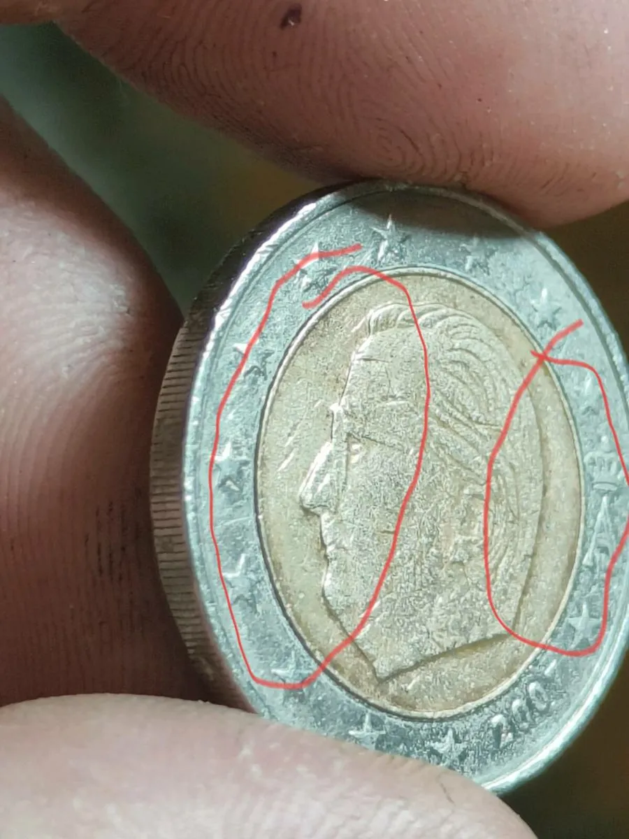2€ coin, double die error leaving shadow of face - Image 1
