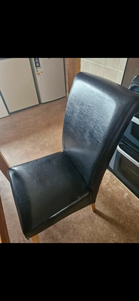 Table and chairs - Image 2