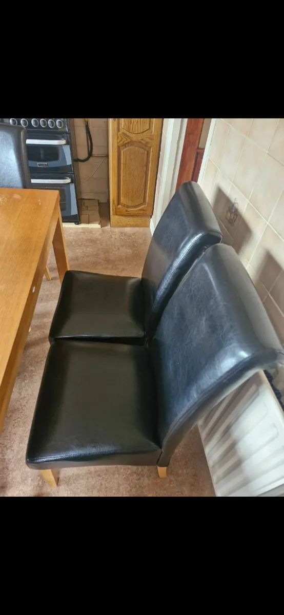 Table and chairs - Image 4
