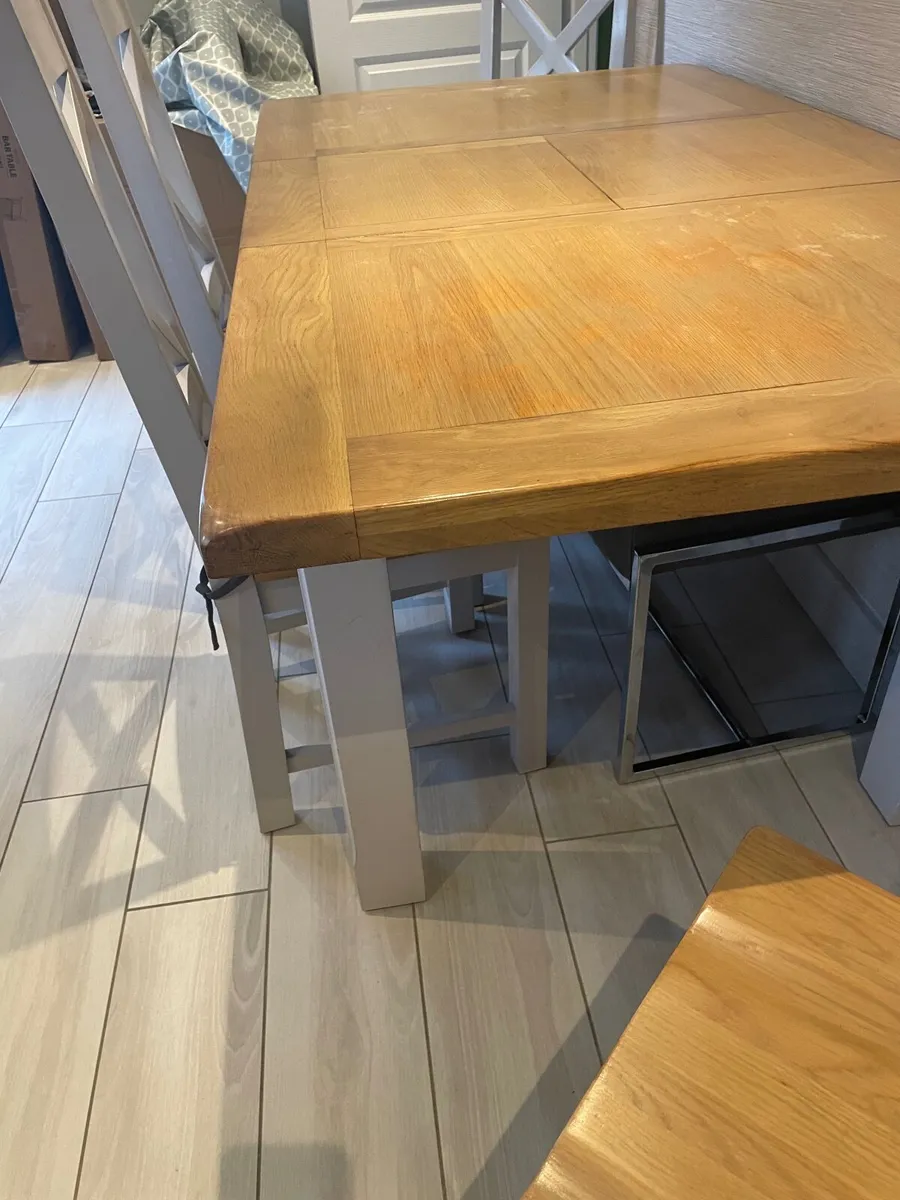 Table and chairs - Image 1