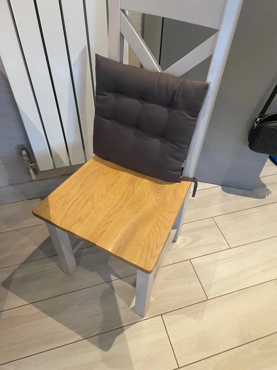Table and chairs - Image 2
