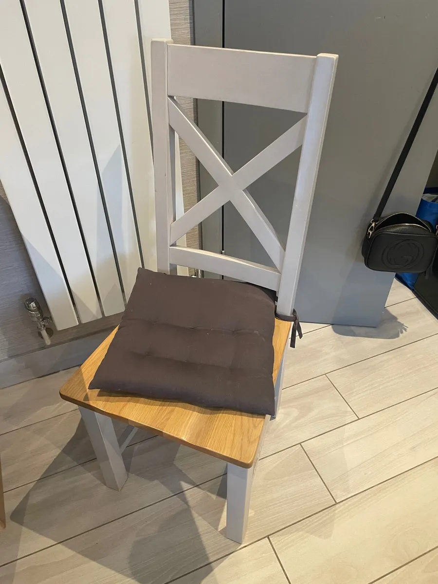 Table and chairs - Image 3