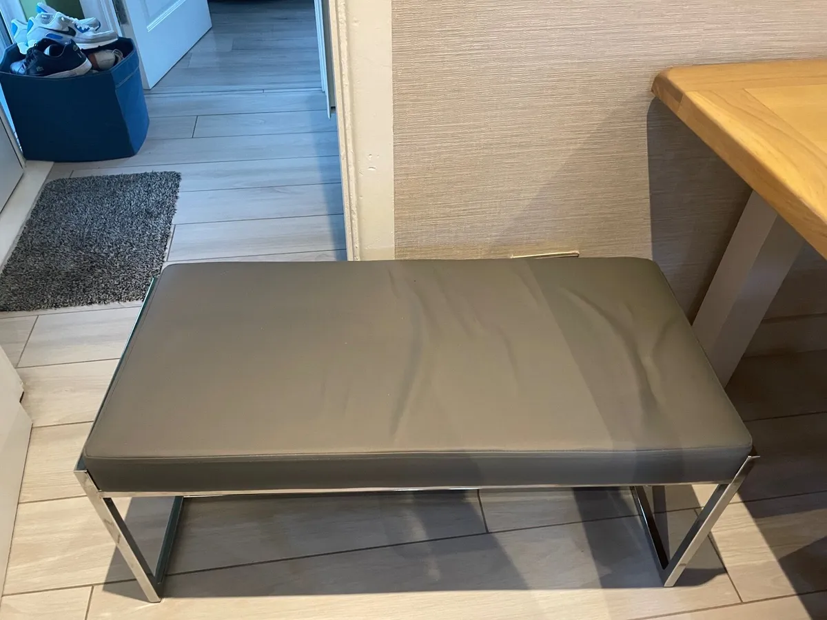 Table and chairs - Image 4