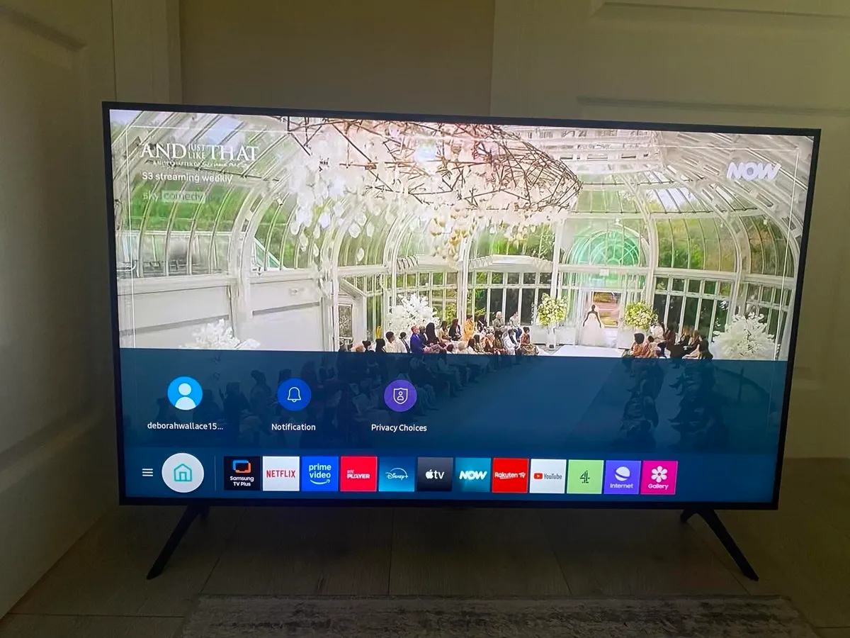 Like new Samsung 43 inch Smart 4K - Image 2