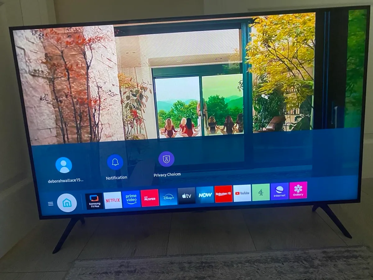 Like new Samsung 43 inch Smart 4K - Image 3