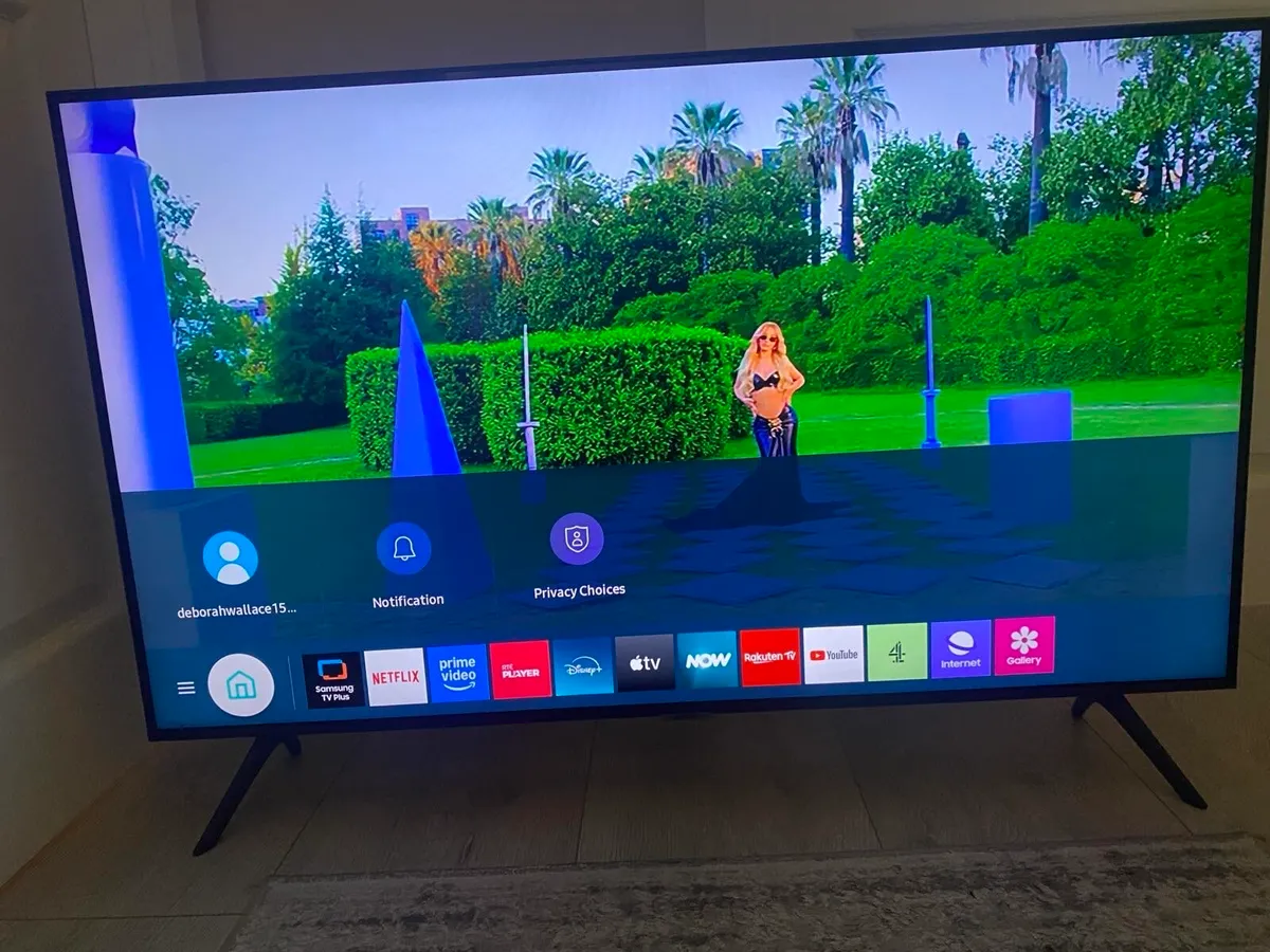 Like new Samsung 43 inch Smart 4K - Image 4