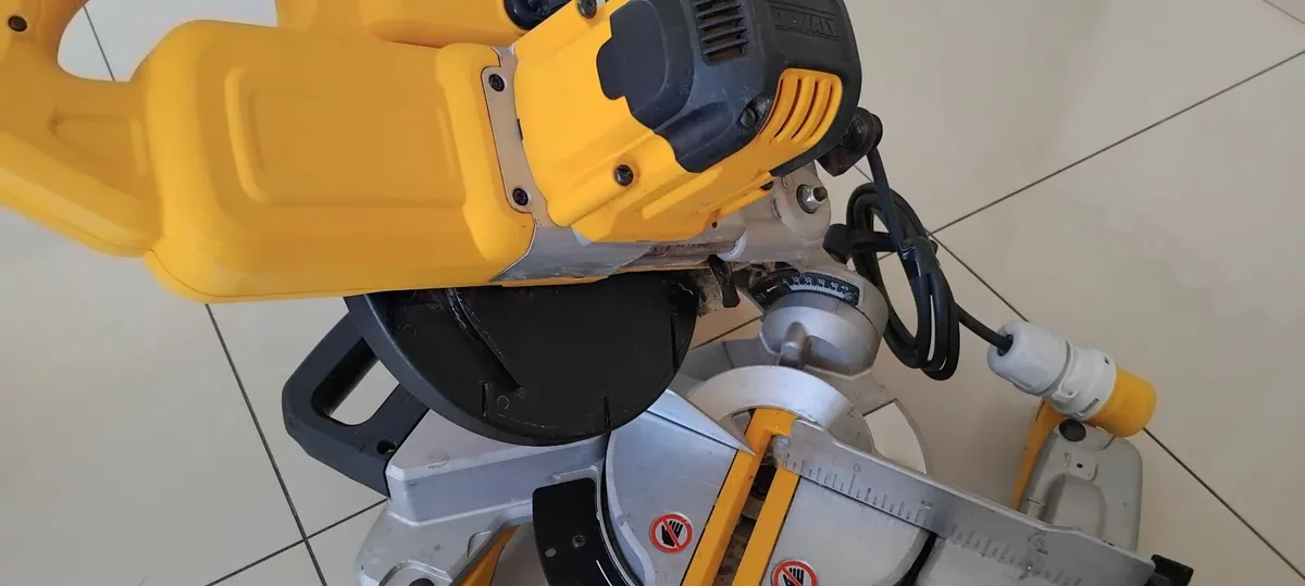 Dewalt DWS774-LX Slide Mitre Saw 110v - Image 4