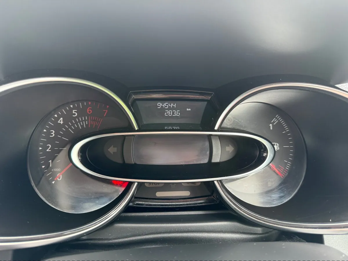 171 Renault Clio Silver - Image 3