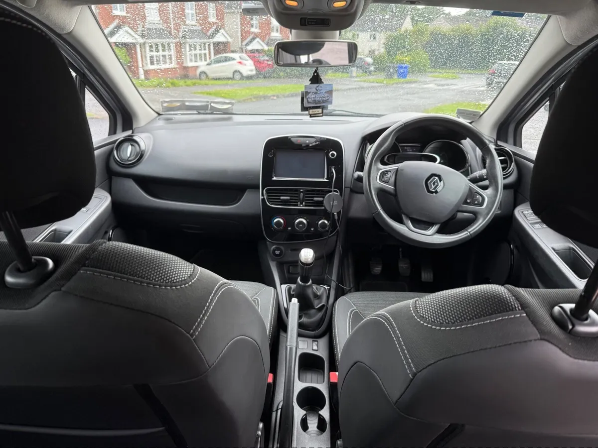 171 Renault Clio Silver - Image 4