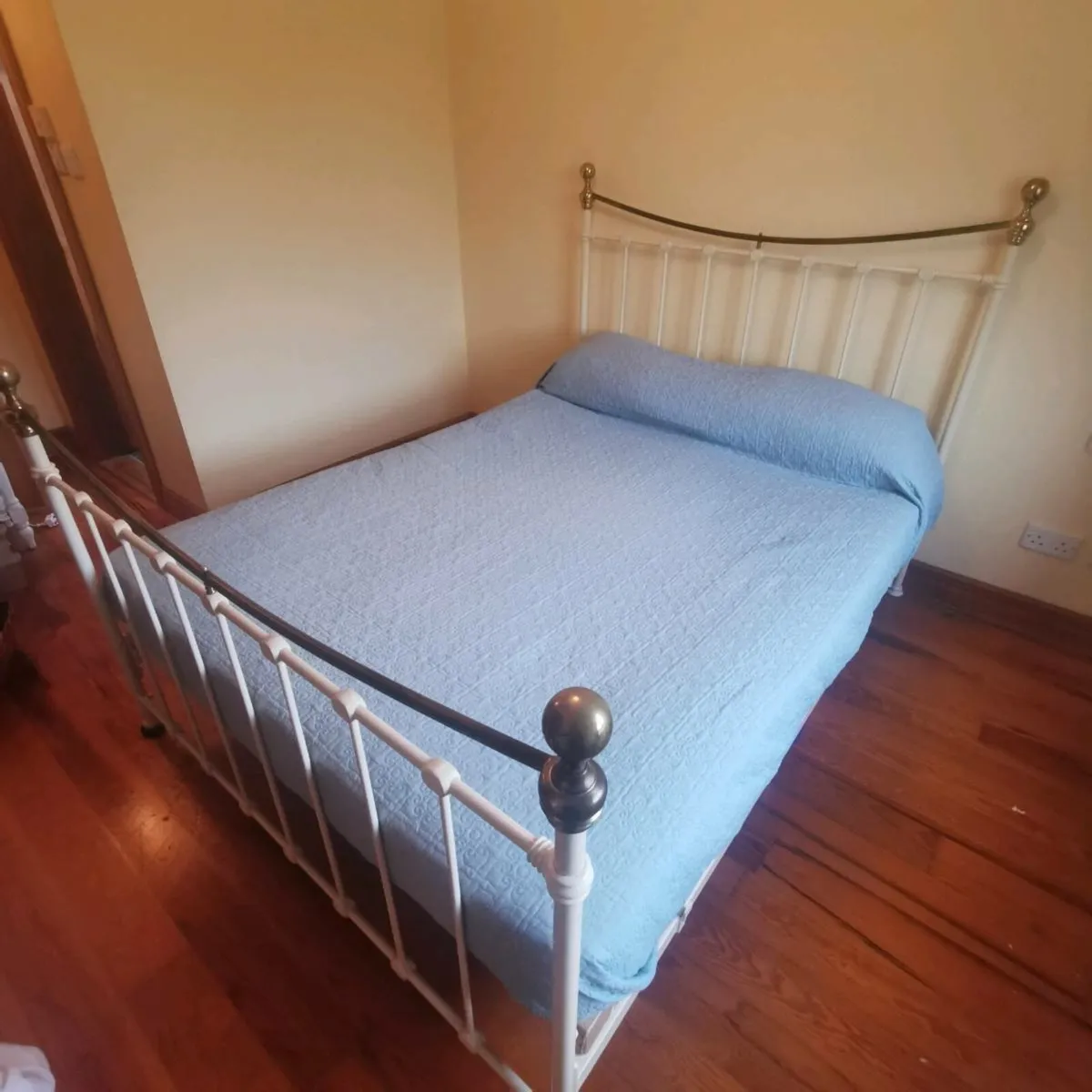 KING-SIZE BRASS METAL BED - Image 1