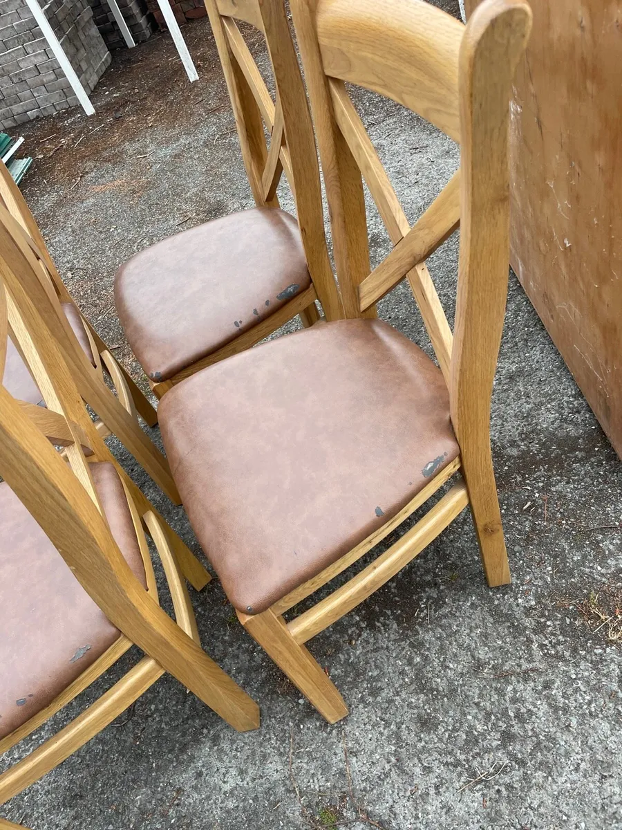 Oak kitchen table + 4 chairs - Image 4