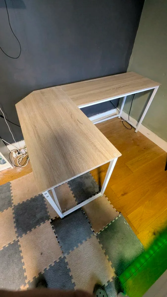 L shaped Desk - Image 1