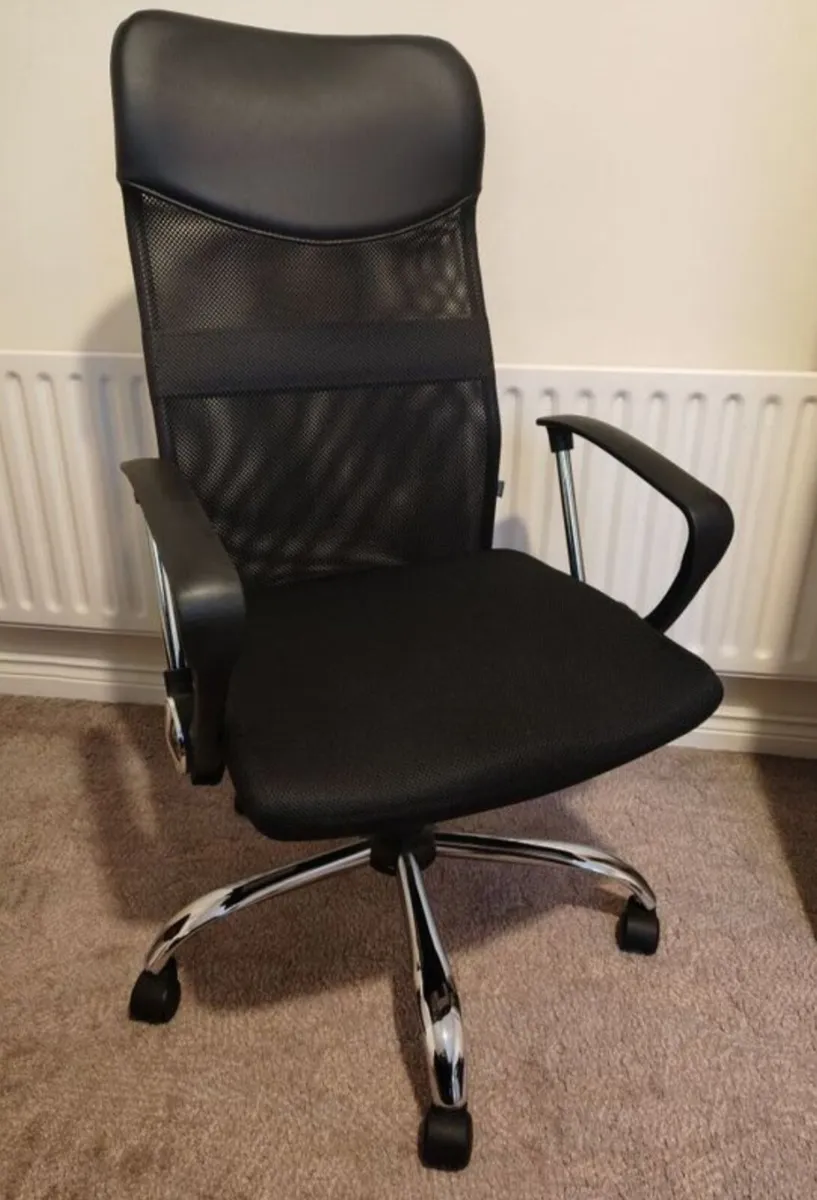 Office chair with mesh back - Image 1
