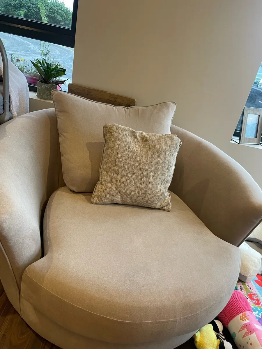 Fantasia almost new sofa set - Image 4