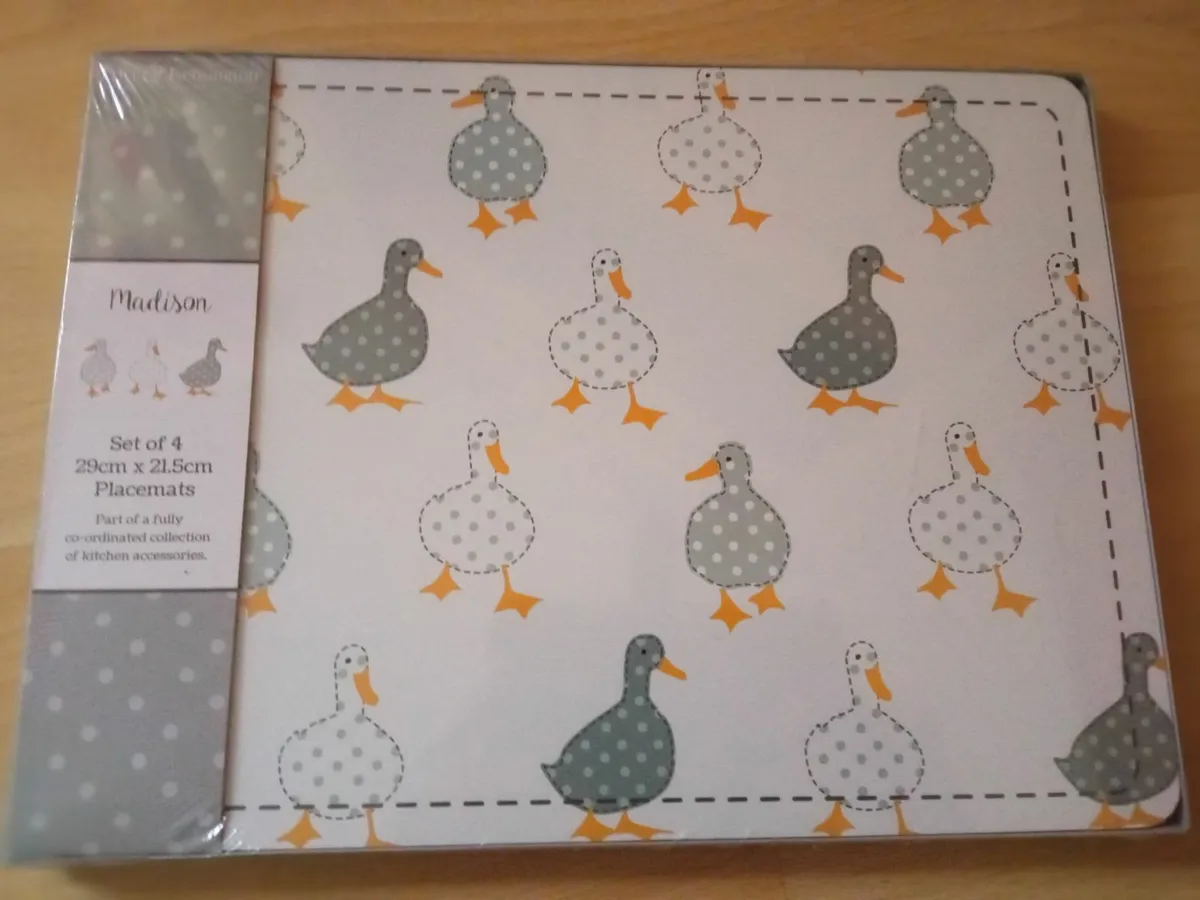 4 Placemats & Glove - Image 1